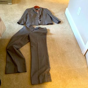 Ann Taylor suit size 4P pant 6 top